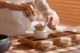 茶艺师白瓷茶具倒茶喝茶