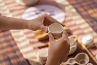 白瓷茶具龙蛋杯敬茶