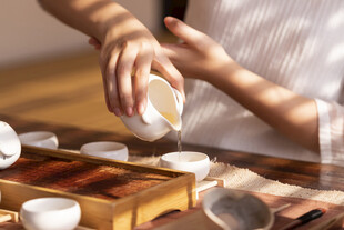 白瓷握把壶茶具倒茶