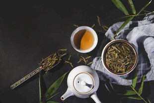 白瓷茶具茶叶展示