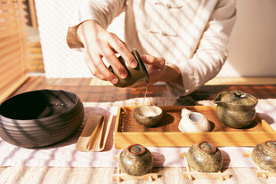 陶瓷茶具泡茶倒茶