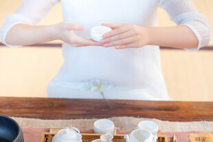 茶文化白瓷茶具喝茶场景