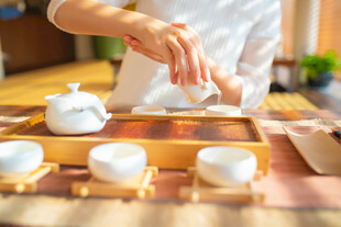 茶文化白瓷场景倒茶场景展示