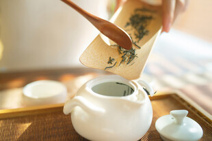 茶文化白瓷茶具倒茶叶龙井茶泡茶