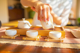 茶文化白瓷茶具倒茶场景