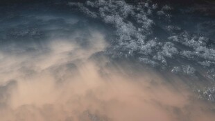 飞机上观望平流层云层彩霞