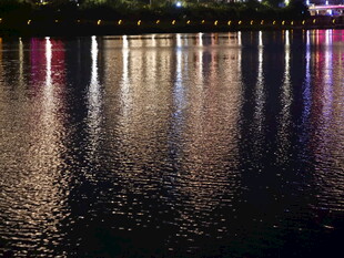 夜晚水面倒影