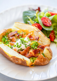 烤土豆焗培根沙拉拼盘