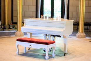 白色钢琴