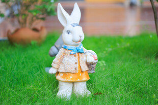 草地兔子雕塑