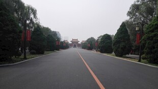 古建筑前的道路