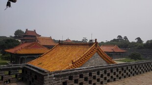 黄色琉璃瓦房顶