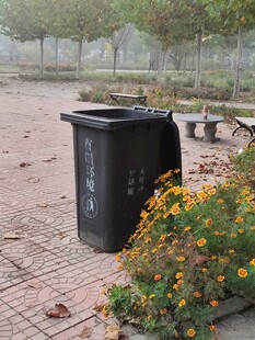公园垃圾桶