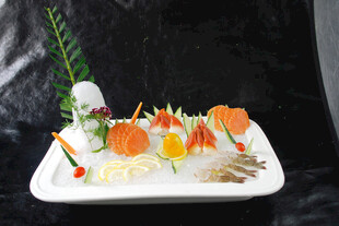 日料三文鱼虾刺身拼盘