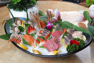 海鲜刺身拼盘三文鱼金枪鱼多春鱼
