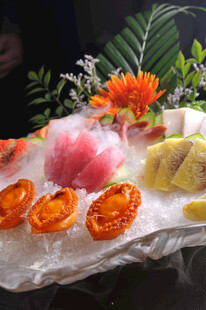 日料鲍鱼金枪鱼海鲜刺身拼盘