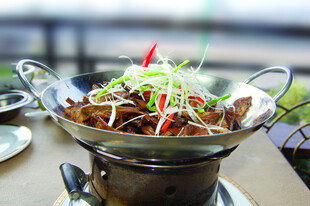 干锅茶树菇侧视