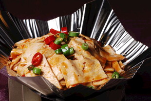 干锅千叶豆腐特写黑底