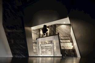 客厅卧室装修极简现代旋转楼梯间