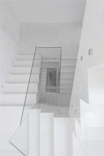 现代旋转楼梯间极简约风家居装饰