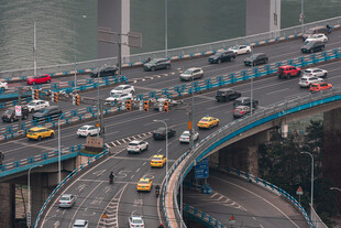 大桥车流