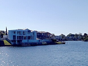 湖畔蓝白别墅临水美景