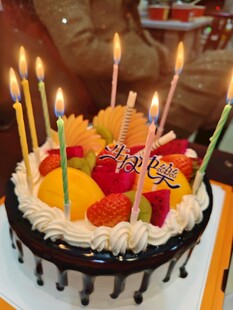 缤纷水果生日蛋糕插蜡烛