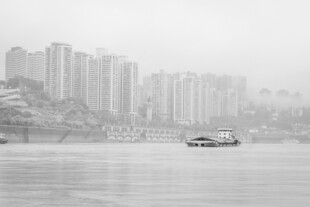 雾中的城市江景