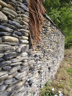 石砌矮墙与墙边茅草