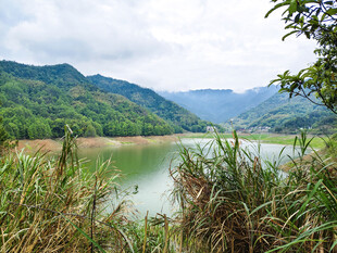 青山绿水间湖泊