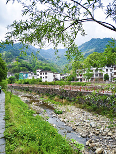 山间小溪 远山村落