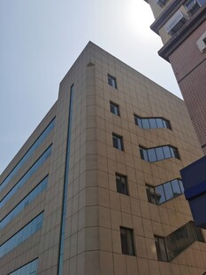 现代办公大楼外观