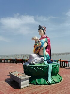 海边龙女侧身雕像