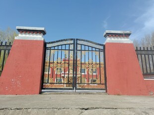 红色围墙铁门建筑景观