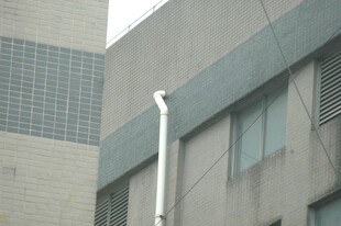 建筑物外的白色排水管道