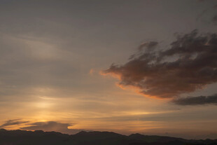 黄昏时分的绚烂天空景色