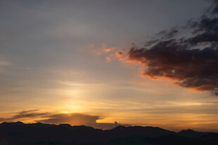 日落时分的绚烂天空