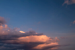 晚霞中的梦幻天空