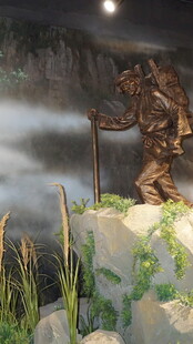 神秘老者持杖立于奇幻之境