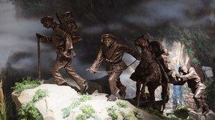 奇幻战士于荒野战斗场景