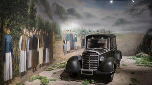 复古汽车与传统服饰场景