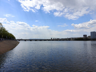 河畔风光 蓝天白云映碧水