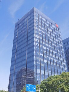 现代玻璃幕墙商务大楼
