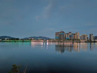 湖畔城市夜景倒影之美