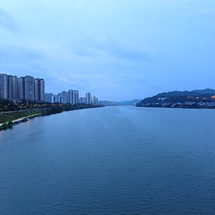 河畔城市风光美景