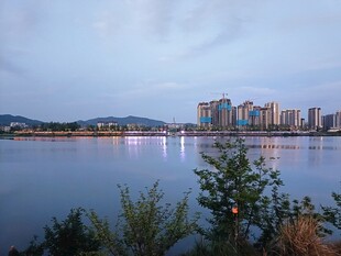 湖畔城市风光美景