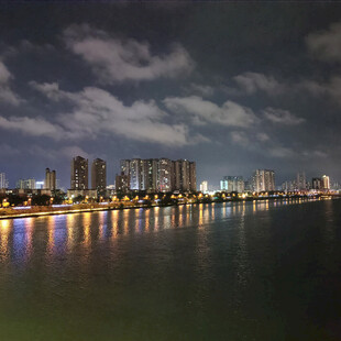 城市河畔璀璨夜景