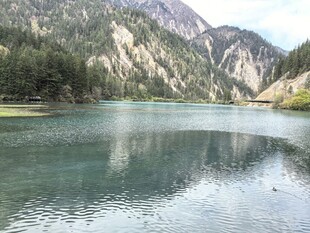 山间静谧湖泊美景