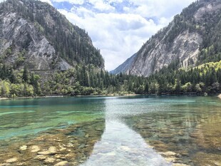 九寨沟 山间清澈湖泊美景