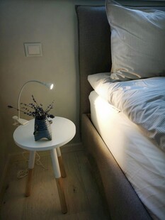 温馨卧室一角的简约小景